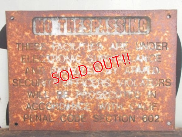 画像1: dp-120705-40 Vintage Steel Sign "NO TRESPASSING"