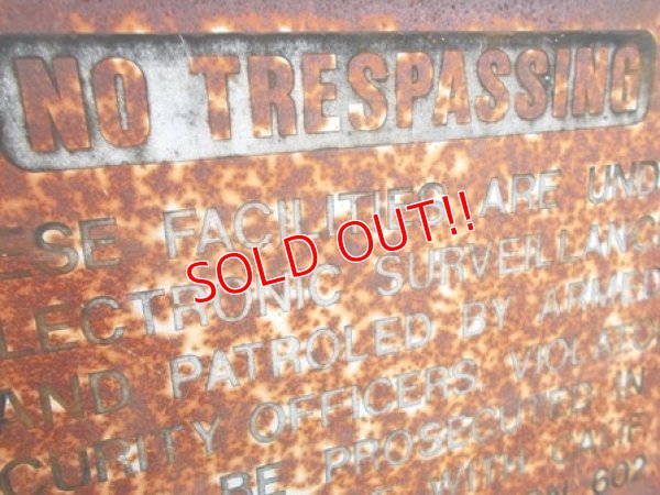 画像2: dp-120705-40 Vintage Steel Sign "NO TRESPASSING"