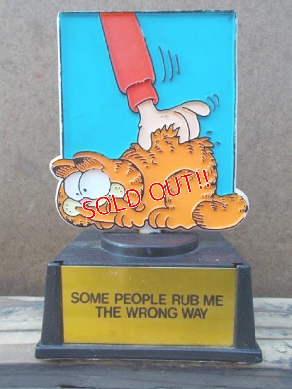 画像1: ct-130319-35 Garfield / AVIVA 70's Trophy "Some People Rub Me The Wrong Way"