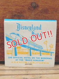mt-100626-40 Disneyland Hotel / 70's Match