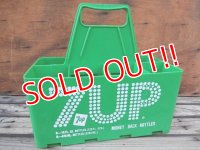 dp-140108-13 7up / 70's Plastic Bottle Carrier