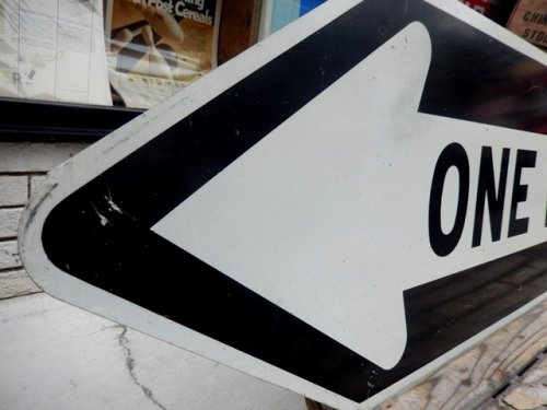 他の写真1: dp-140718-05 Road sign "ONE WAY"