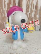 ct-140909-21 Snoopy / Whitman's 1998 PVC "Egg Painter (Yellow Egg)"