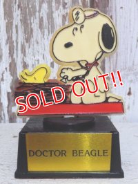 ct-150602-73 Snoopy / AVIVA 70's Trophy " Doctor Beagle"