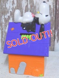 ct-151021-16 Snoopy / Whitman's 2000's Halloween Bank "Dracula"