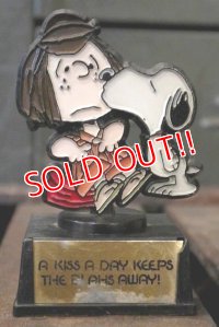 ct-180801-45 Snoopy / AVIVA 70's Trophy " A Kiss A Day Keeps The Blahs Away!"