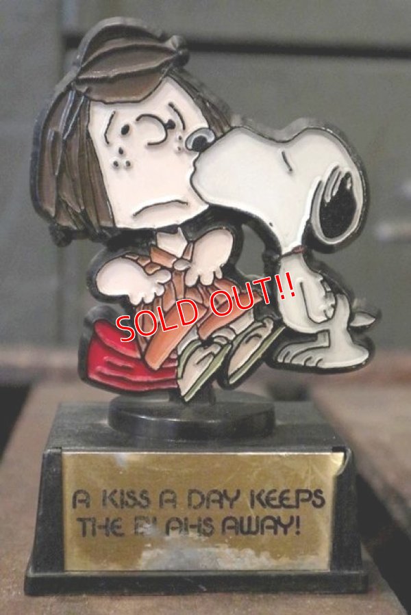 画像1: ct-180801-45 Snoopy / AVIVA 70's Trophy " A Kiss A Day Keeps The Blahs Away!"