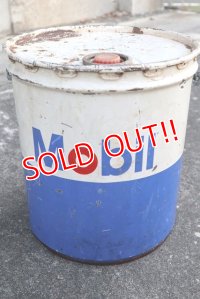 dp-190801-16 Mobil / 1960's-1970's 5 U.S.Gallons Oil Can