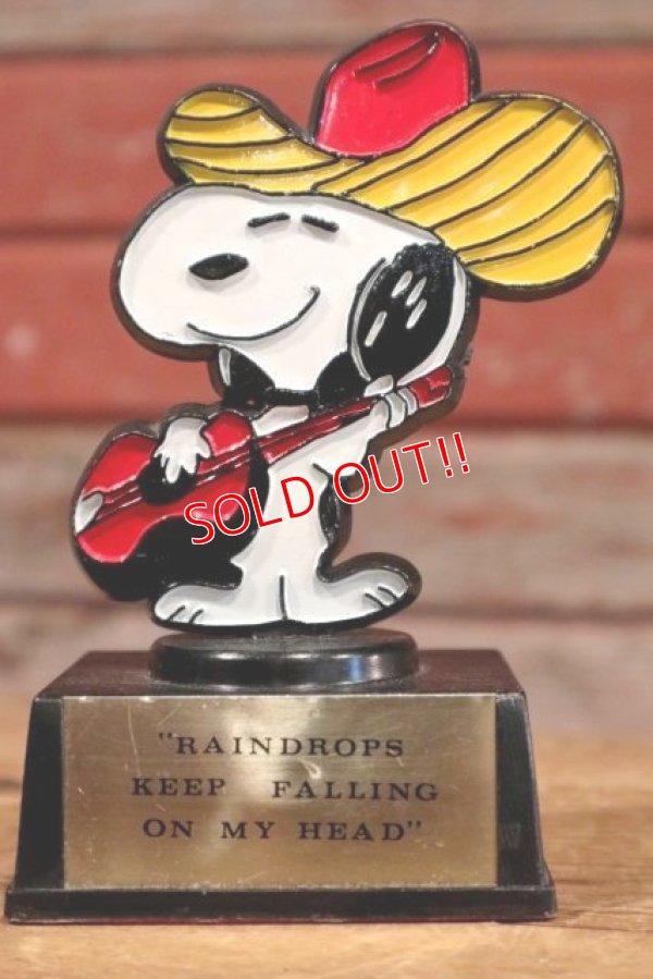 画像1: ct-190801-10 Snoopy / AVIVA 1970's Trophy "Raindrops Keep Fallin' on My Head"