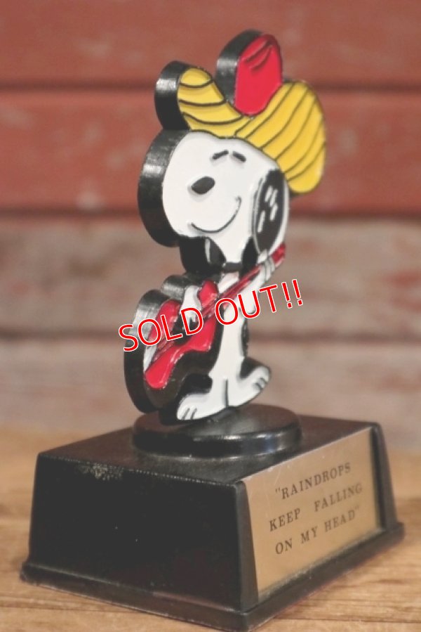 画像3: ct-190801-10 Snoopy / AVIVA 1970's Trophy "Raindrops Keep Fallin' on My Head"