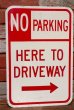 画像1: dp-200415-01 Road Sign "NO PARKING HERE TO DRIVEWAY" (1)