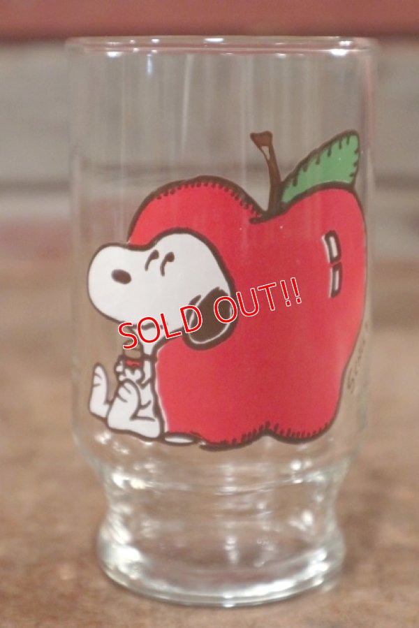 画像1: gs-200901-01 Snoopy / Anchor Hocking 1970's mini Glass "Apple"