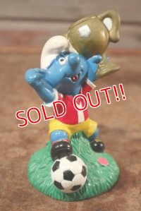 ct-201101-04 Smurfs / 1998 Candy Topper "Football"