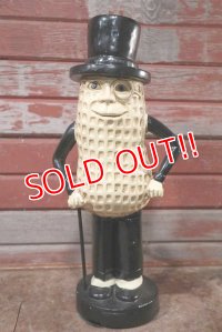 dp-201114-66 PLANTERS / MR. PEANUT Big Statue
