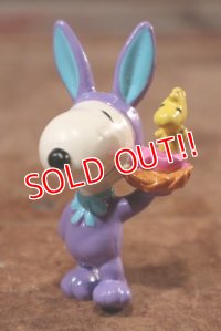 ct-201114-86 Snoopy / Whitman's 1997 PVC Figure "Easter Bunny (Purple)"
