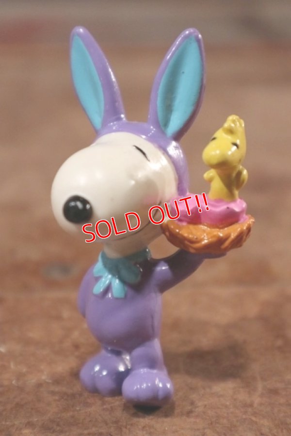 画像1: ct-201114-86 Snoopy / Whitman's 1997 PVC Figure "Easter Bunny (Purple)"