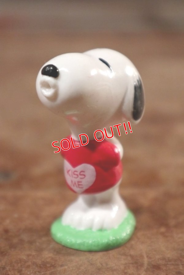 画像1: ct-201114-86 Snoopy / Whitman's 1999 PVC Figure "Kiss Me"