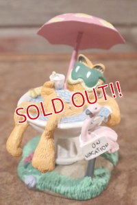 ct-201114-91 Garfield / Danbury Mint 1980's Figurine "On Vacation"