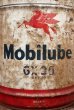 画像2: dp-201201-51 Mobilube / 1950's 5 U.S.GALLONS Oil Can (2)