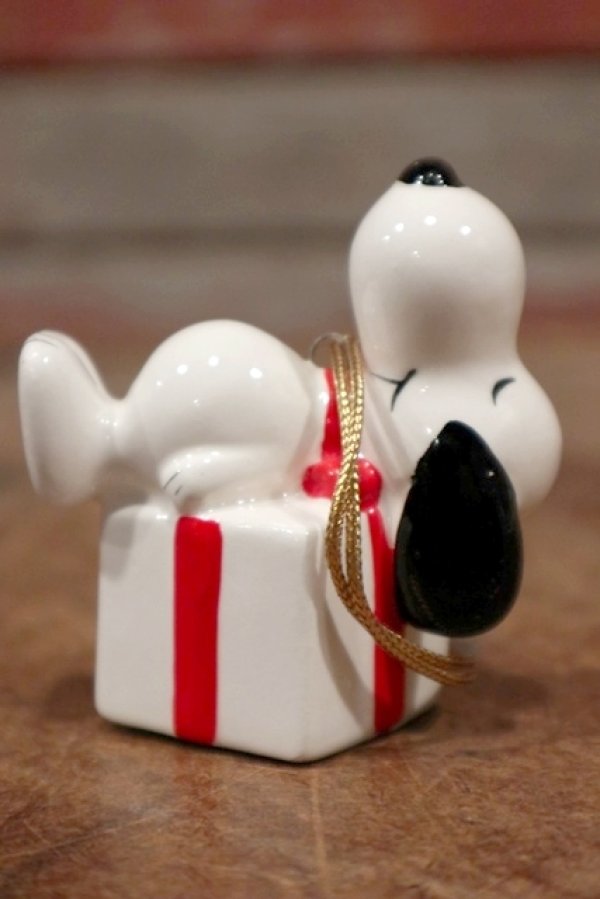 画像1: ct-210301-15 Snoopy / Determined 1975 Ornament "Present Box" (B)