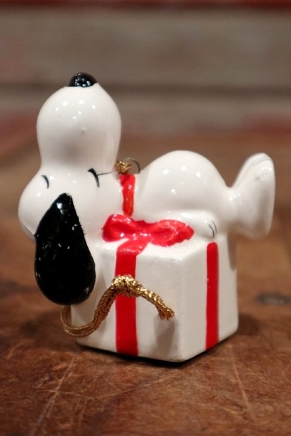 画像3: ct-210301-15 Snoopy / Determined 1975 Ornament "Present Box" 