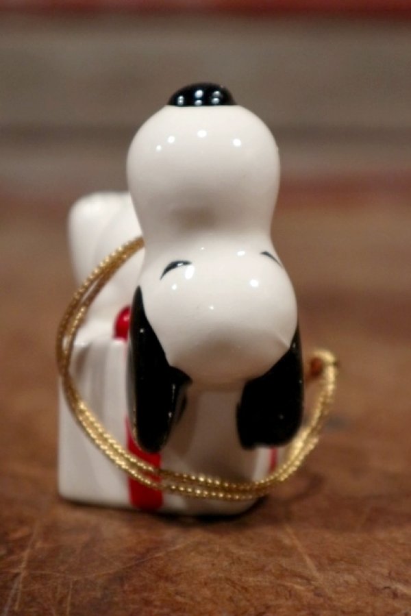 画像2: ct-210301-15 Snoopy / Determined 1975 Ornament "Present Box" (B)