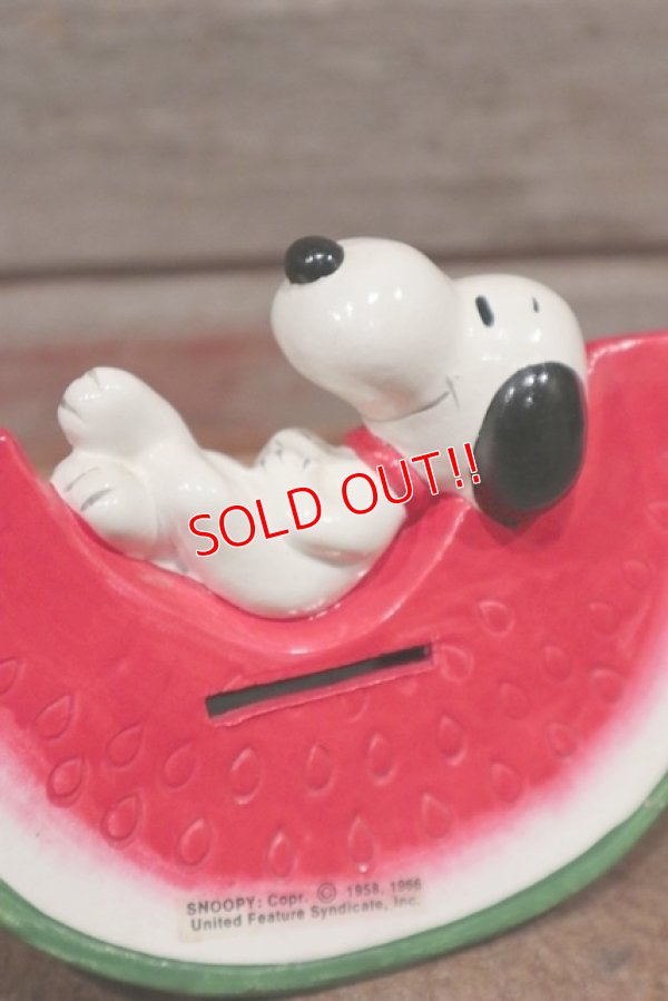 画像2: ct-210301-26 Snoopy / Determined 1970's Coin Bank "Watermelon"