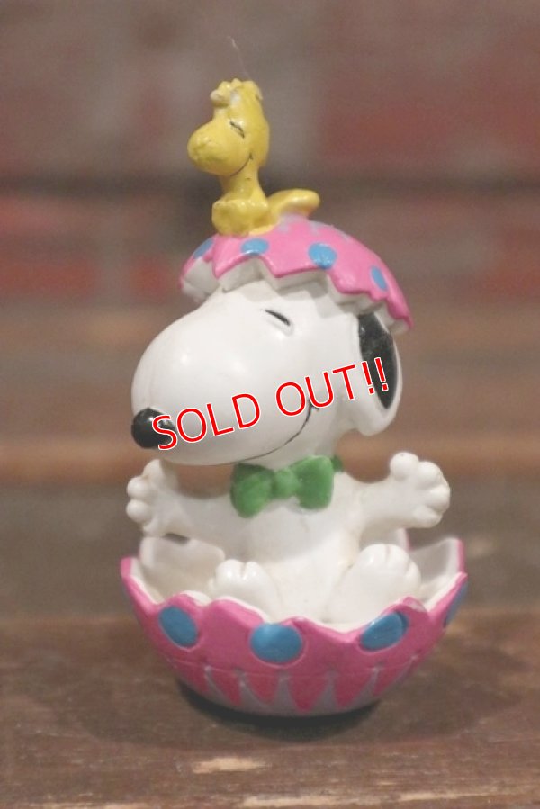 画像1: ct-210401-54 Snoopy / Whitman's 2001 PVC "Snoopy in Egg (Pink)"