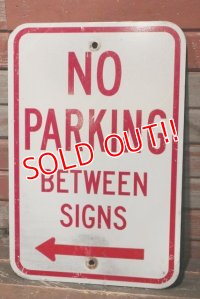 dp-211201-21 Road Sign "NO PARKING BETWEEN SIGNS←"