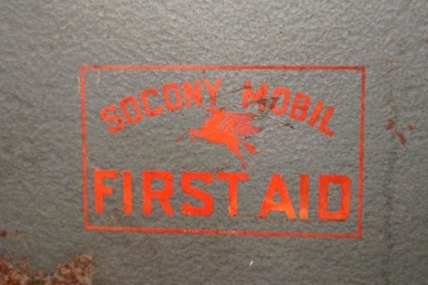 画像1: dp-220301-135 SOCONY MOBIL / 1950's FIRST AID KIT BOX