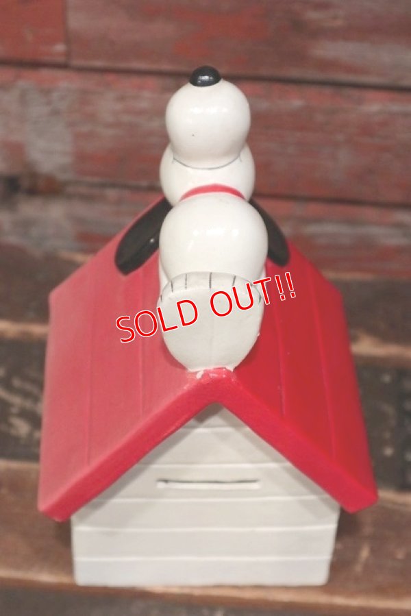 画像6: ct-220201-18 Snoopy / Determined 1970's Coin Bank "Snoopy House"