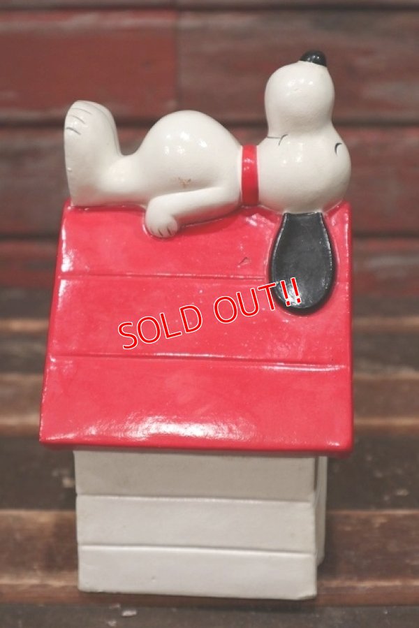 画像1: ct-220201-18 Snoopy / Determined 1970's Coin Bank "Snoopy House"