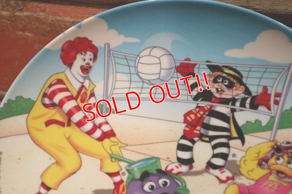 画像2: ct-220301-05 McDonald's / 2001 Collectors Plate "Beach Volleyball"