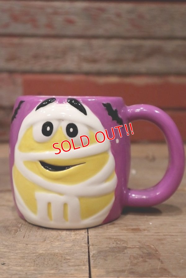 画像1: ct-220601-01 MARS / M&M's 2002 Ceramic Mug "Yellow・Mummy"