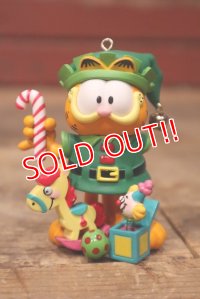 ct-220901-14 Garfield / CARLTON CARDS 2004 Christmas Ornament "Elfish Antics"