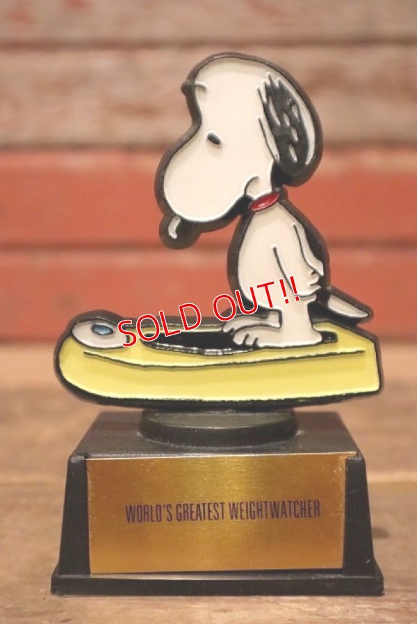 画像1: ct-230301-106 Snoopy / AVIVA 1970's Trophy "World Greatest Weight Watcher"
