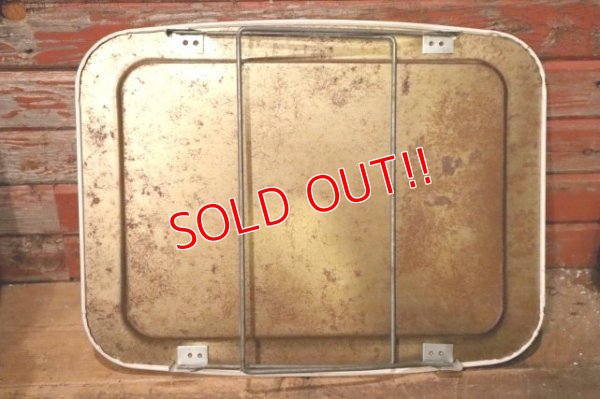 画像10: ct-231012-01 Hanna-Barbera Characters / 1960's Tin Holding Kid's Table