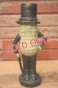 ct-240214-64 PLANTERS / MR.PEANUT Cast Iron Coin Bank