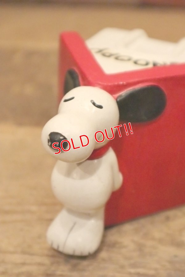 画像6: ct-240321-05 Snoopy / Determined 1970's Coin Bank "Snoopy House"