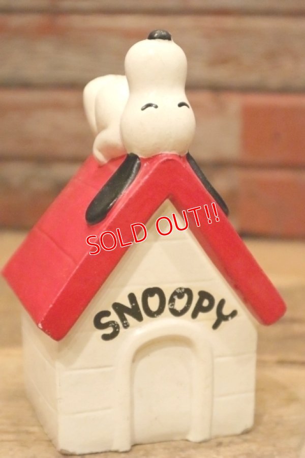 画像3: ct-240321-05 Snoopy / Determined 1970's Coin Bank "Snoopy House"