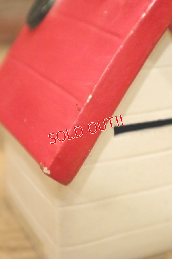 画像8: ct-240321-05 Snoopy / Determined 1970's Coin Bank "Snoopy House"