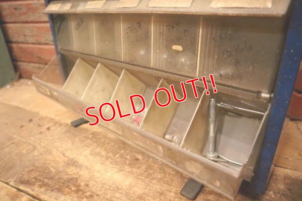 画像9: dp-240101-21 【SALE】EVEREADY Auto Lamp Bulbs Metal Cabinet