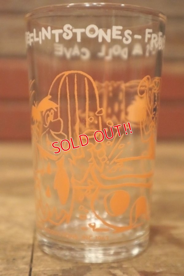 画像6: gs-240605-09 The Flintstones / Welch's 1960's Glass "FRED BUILDS A DOLL CAVE"