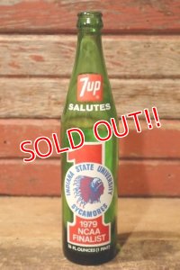 dp-240814-05 7up / INDIANA STATE UNIVERSITY SYCAMORES 1979 NCAA FINALIST BOTTLE
