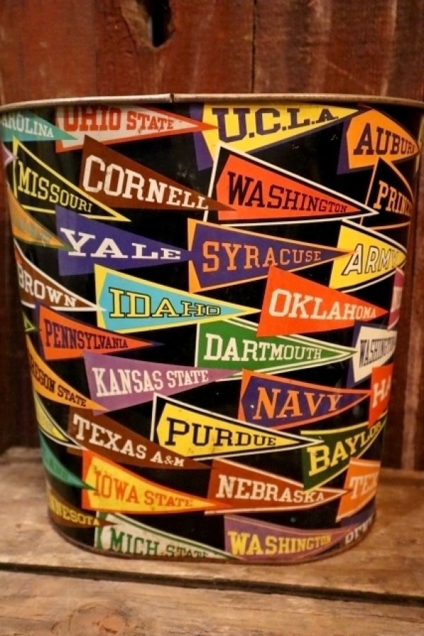 画像2: dp-250404-02 Decoware 1950's-1960's COLLEGE PENNANTS TIN BOX