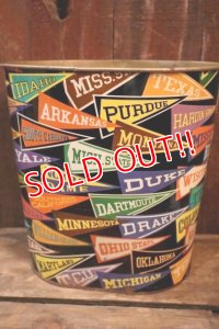 dp-250404-02 Decoware 1950's-1960's COLLEGE PENNANTS TIN BOX