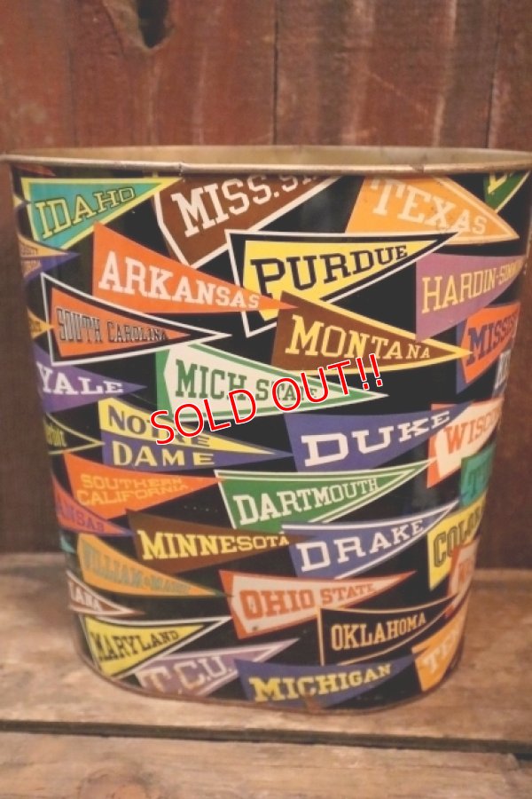 画像1: dp-250404-02 Decoware 1950's-1960's COLLEGE PENNANTS TIN BOX