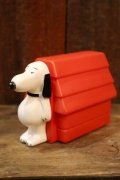 ct-110309-11 Snoopy and Doghouse / AVON 1970's Non-Tear Shampoo Bottle