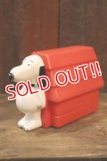 ct-110309-11 Snoopy and Doghouse / AVON 1970's Non-Tear Shampoo Bottle