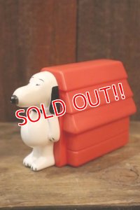 ct-110309-11 Snoopy and Doghouse / AVON 1970's Non-Tear Shampoo Bottle